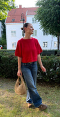 Boxy Shortsleeve i rødt, strikket etter Rikke Winnæss' oppskrift, sett forfra i helfigur