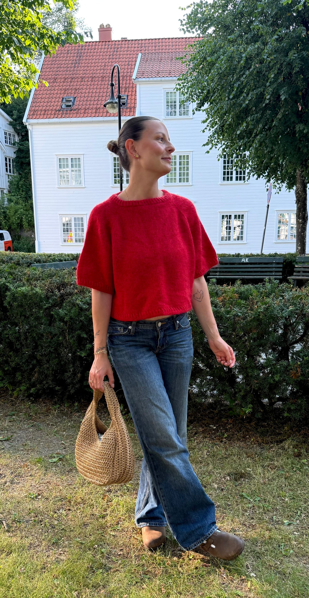 Boxy Shortsleeve i rødt, strikket etter Rikke Winnæss' oppskrift, sett forfra i helfigur