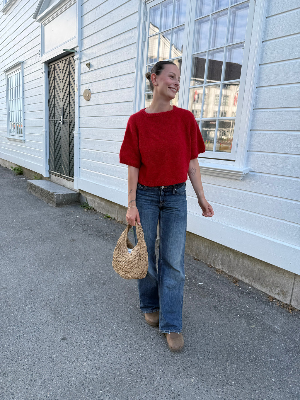 Boxy Shortsleeve i rødt, sett fra siden i helfigur
