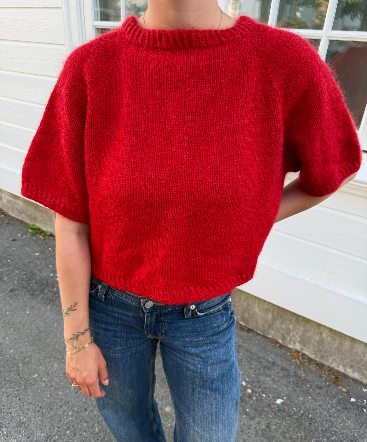Boxy Shortsleeve i rødt, nærbilde av dobbel halskant, raglanfelling og vrangbord