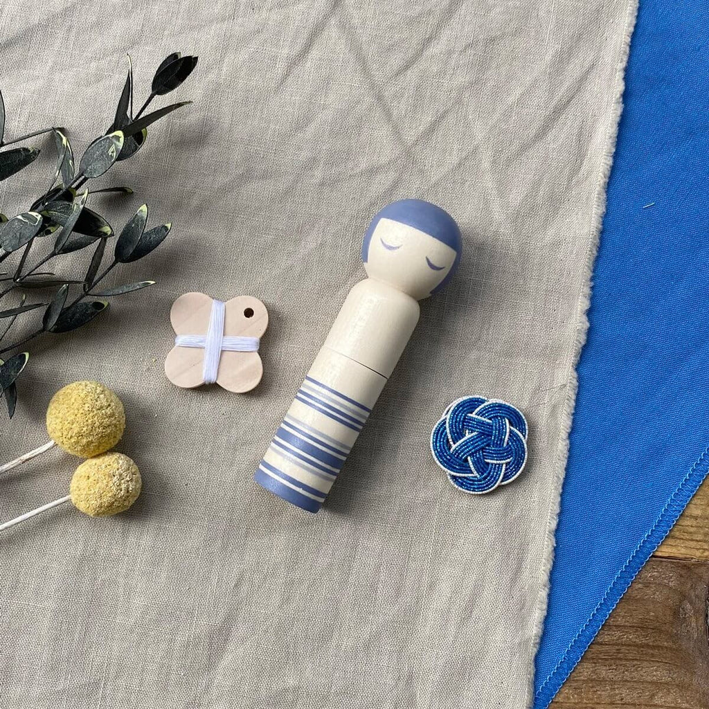 Cohana Gavesett – Kokeshi nålepute, nålitreder og trespole – Blå