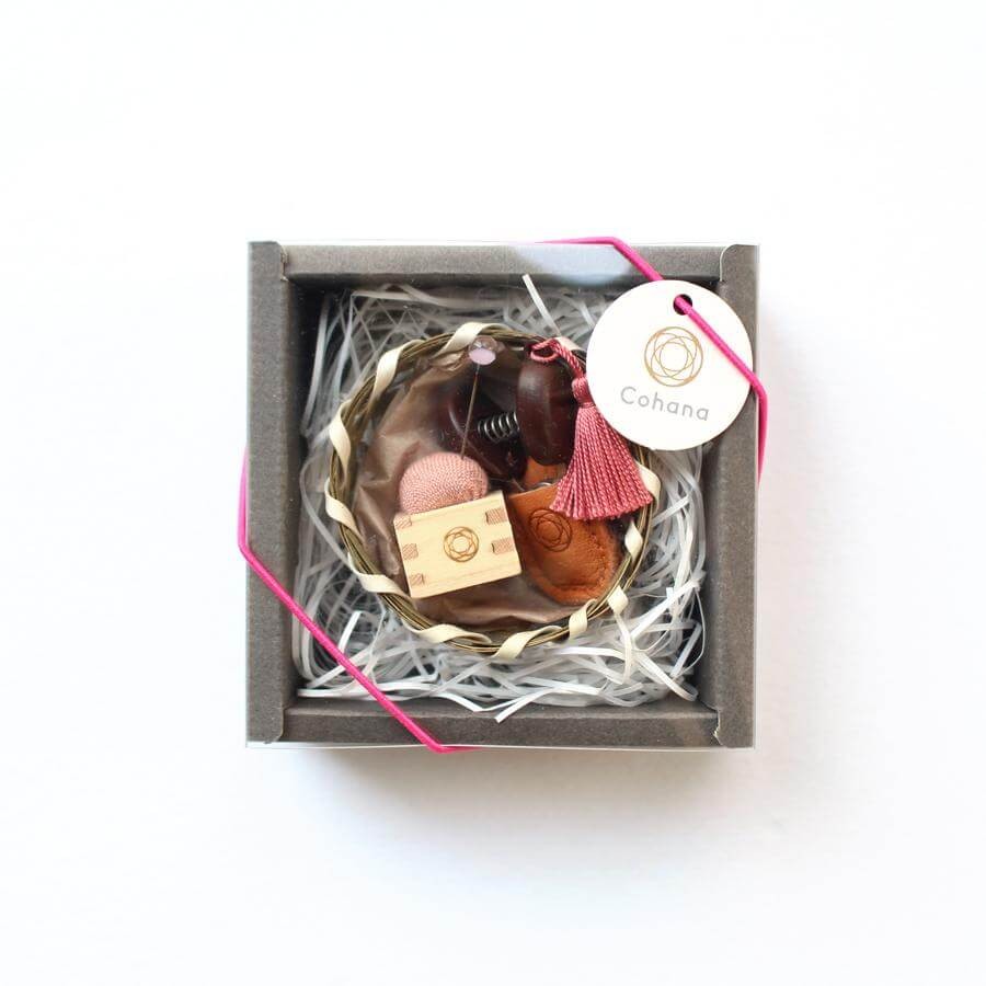 Cohana Gavesett – Seki minisaks og Mini Masu nålepute – Rosa