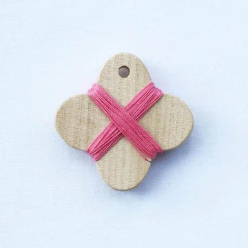 Cohana Håndskåret trespole med tråd – Rosa