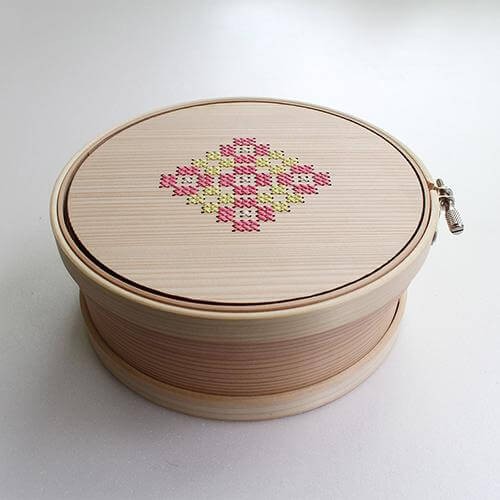 Cohana Magewappa verktøyboks med broderiramme – Rosa/gul