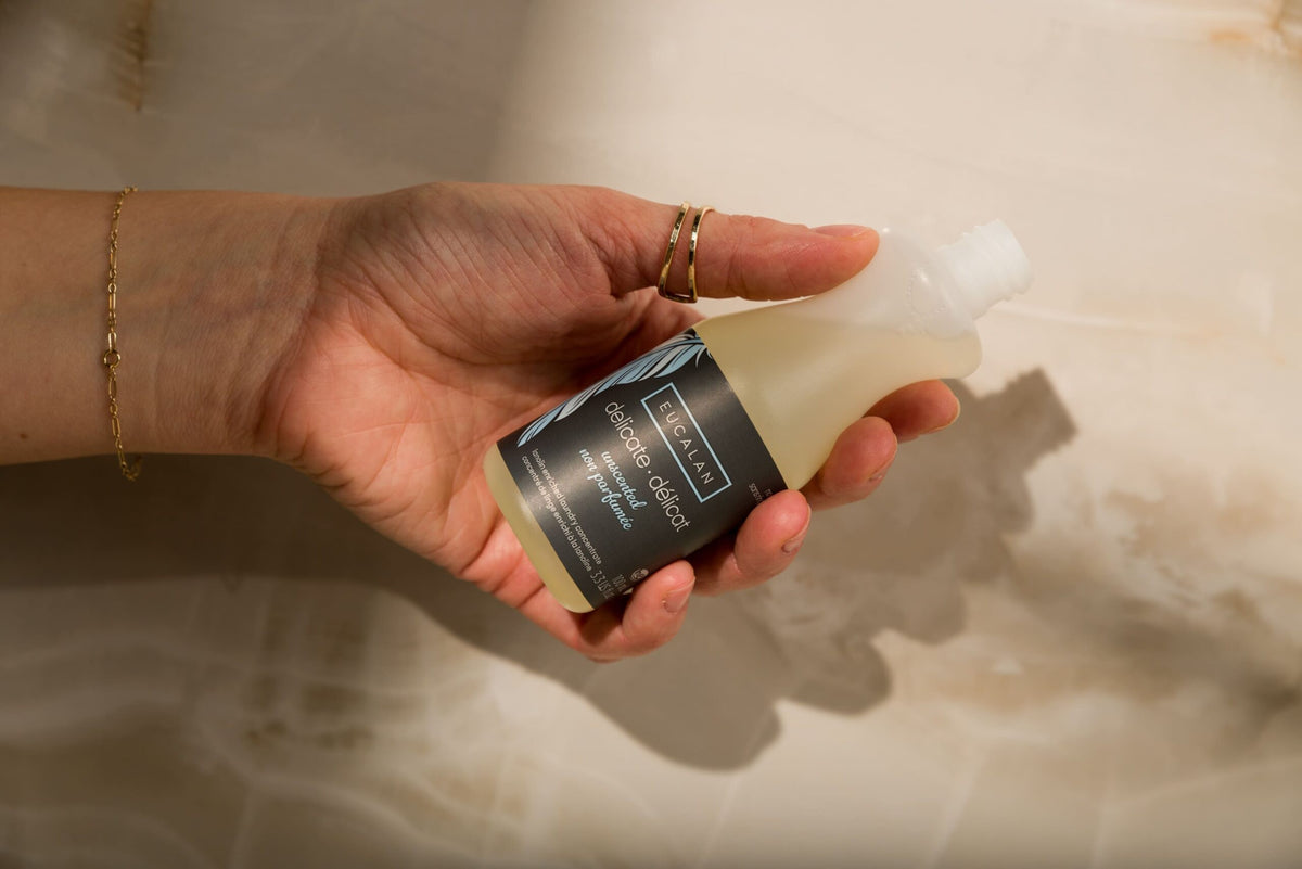 Eucalan Delicate Wash helles opp i håndflaten før håndvask