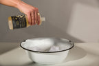 Eucalan Delicate Wash doseres i et vaskefat med lunkent vann