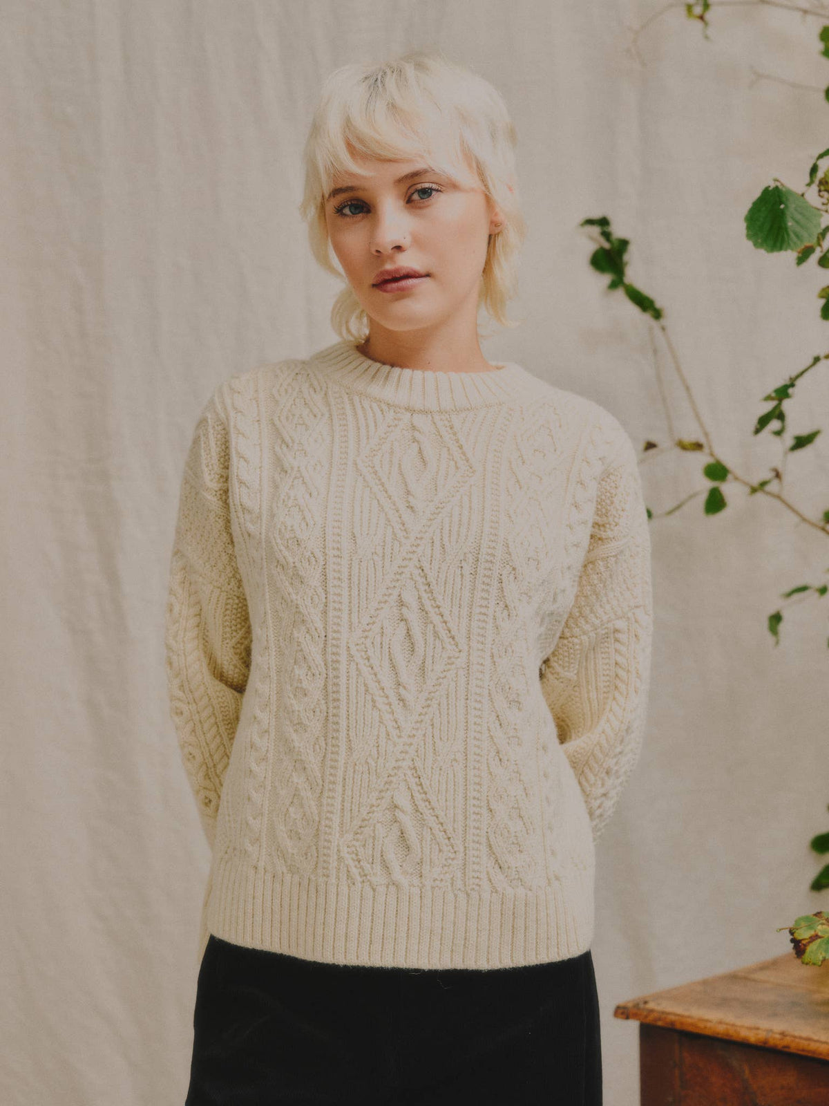 Freyja Kabelgenser i Britisk Ull fra OUBAS – farge Ecru