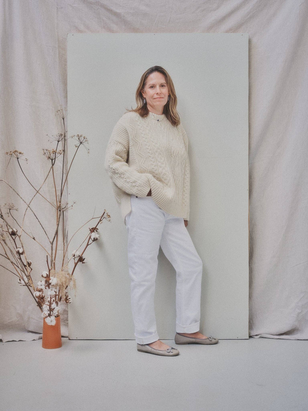 Freyja Kabelgenser i Britisk Ull fra OUBAS – farge Ecru