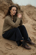 Freyja Kabelcardigan i Britisk Ull fra OUBAS – farge Bronze Olive