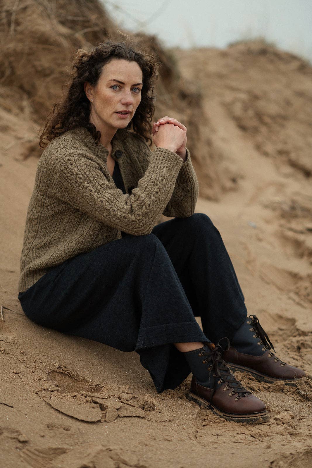 Freyja Kabelcardigan i Britisk Ull fra OUBAS – farge Bronze Olive