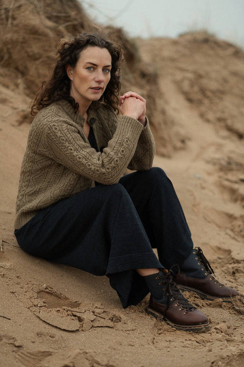 Freyja Kabelcardigan i Britisk Ull fra OUBAS – farge Bronze Olive