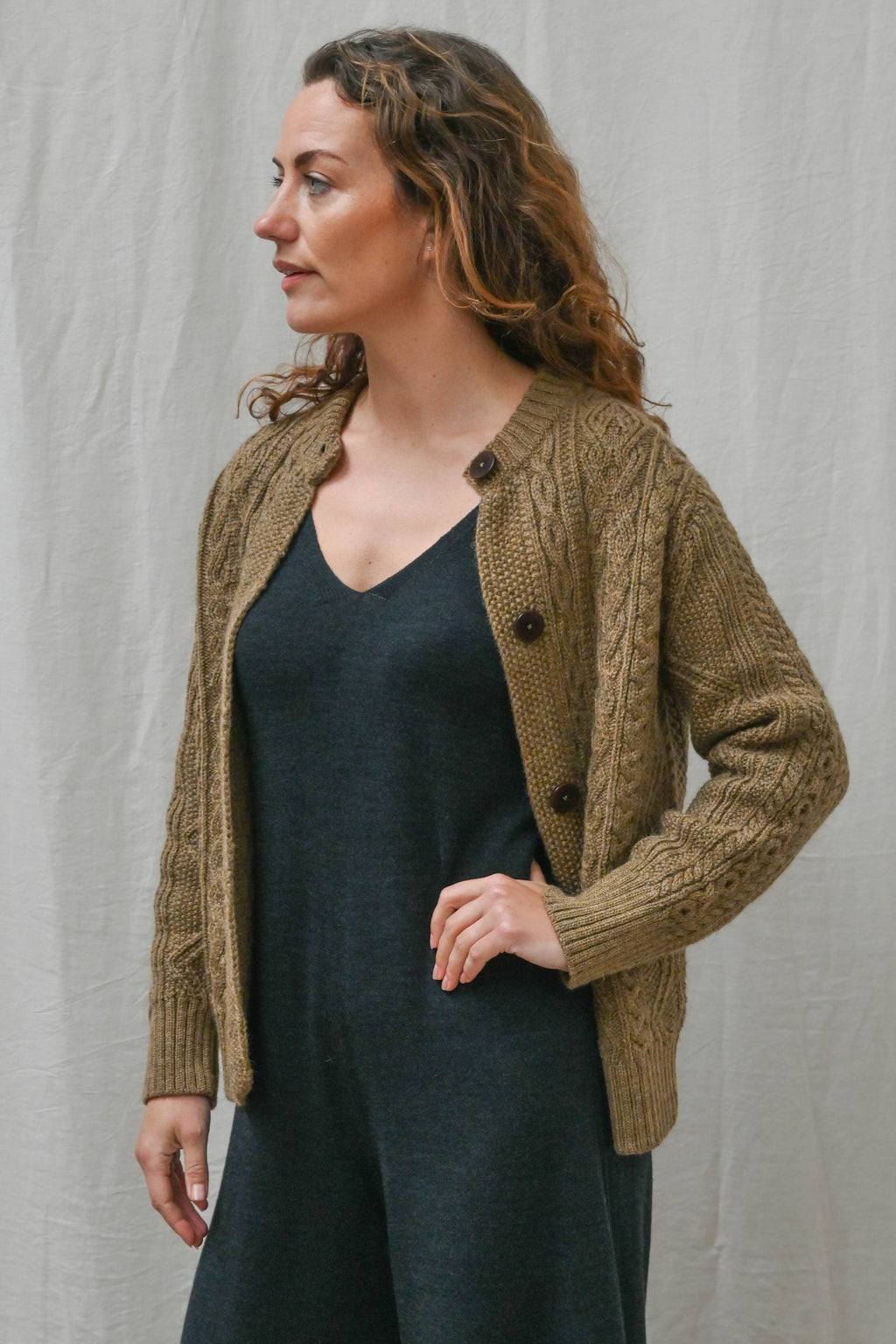 Freyja Kabelcardigan i Britisk Ull fra OUBAS – farge Bronze Olive