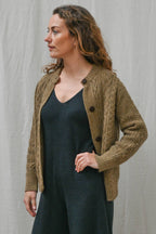 Freyja Kabelcardigan i Britisk Ull fra OUBAS – farge Bronze Olive