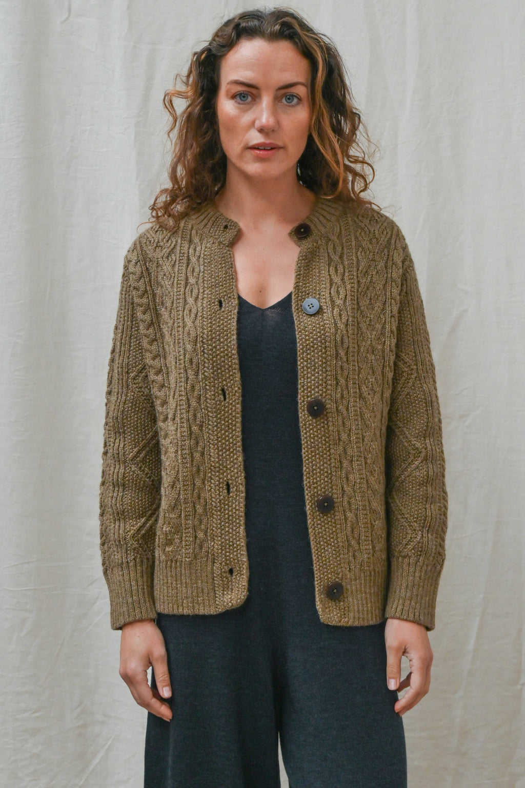 Freyja Kabelcardigan i Britisk Ull fra OUBAS – farge Bronze Olive
