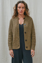 Freyja Kabelcardigan i Britisk Ull fra OUBAS – farge Bronze Olive