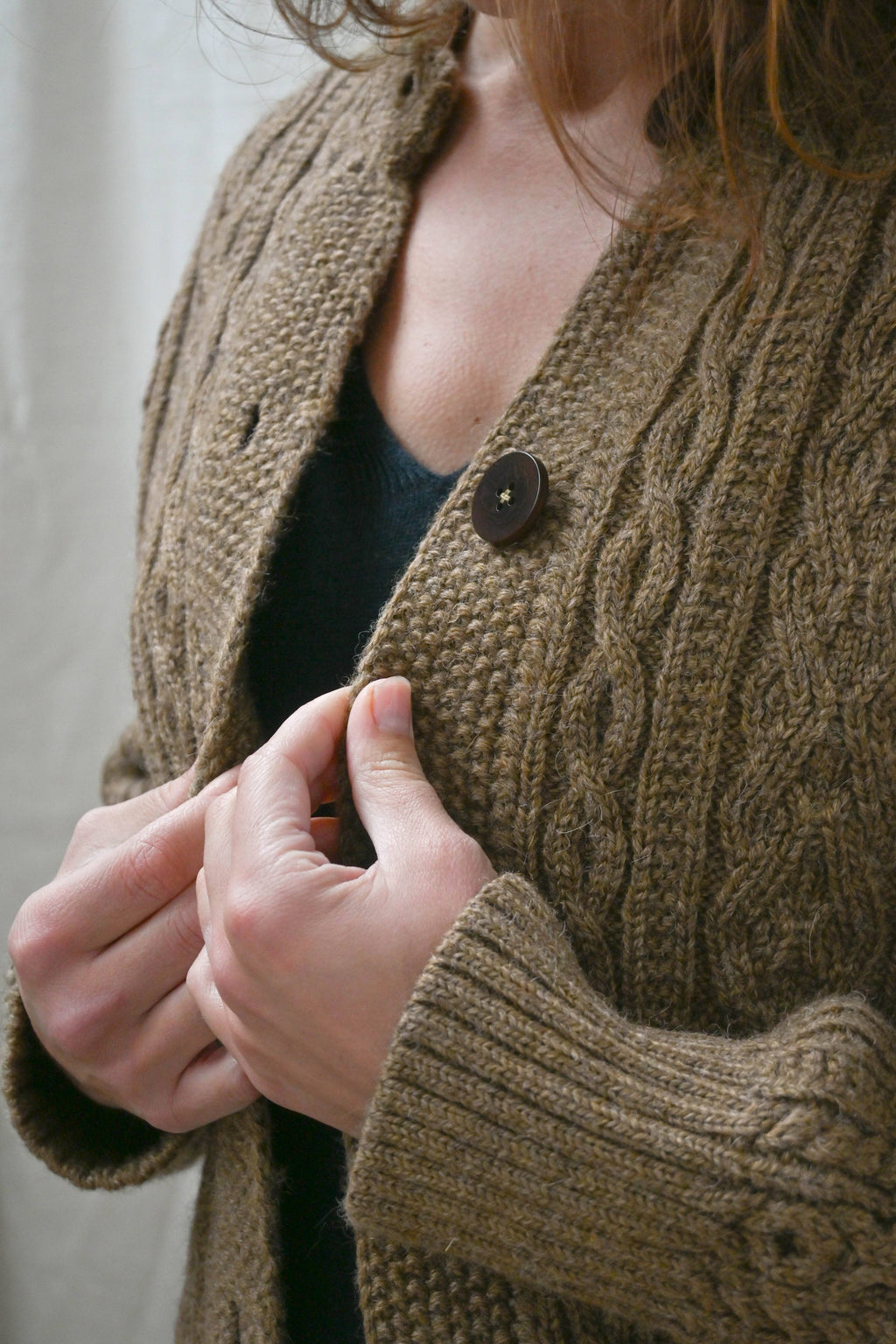 Freyja Kabelcardigan i Britisk Ull fra OUBAS – farge Bronze Olive