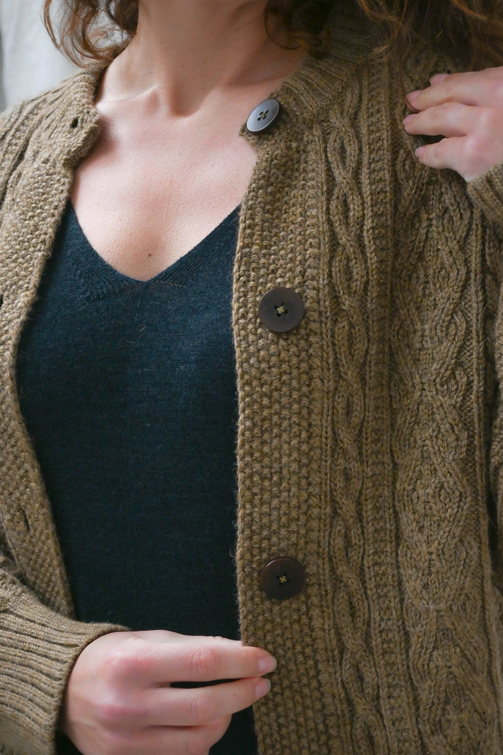 Freyja Kabelcardigan i Britisk Ull fra OUBAS – farge Bronze Olive