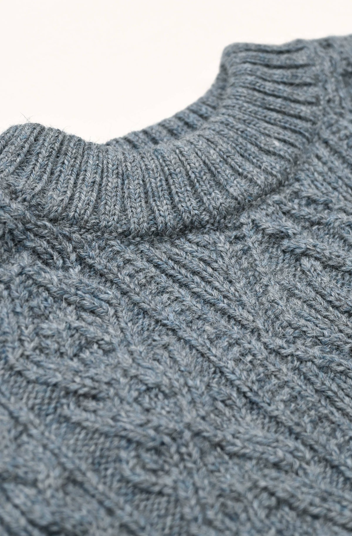 Freyja Kabelgenser i Britisk Ull fra OUBAS – farge Slate Blue