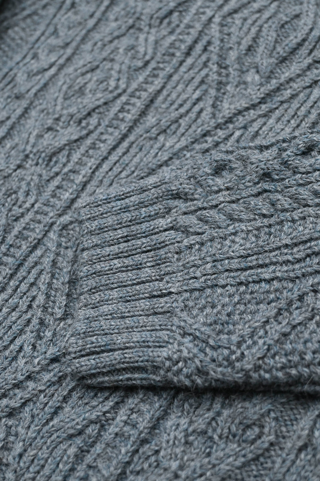 Freyja Kabelgenser i Britisk Ull fra OUBAS – farge Slate Blue