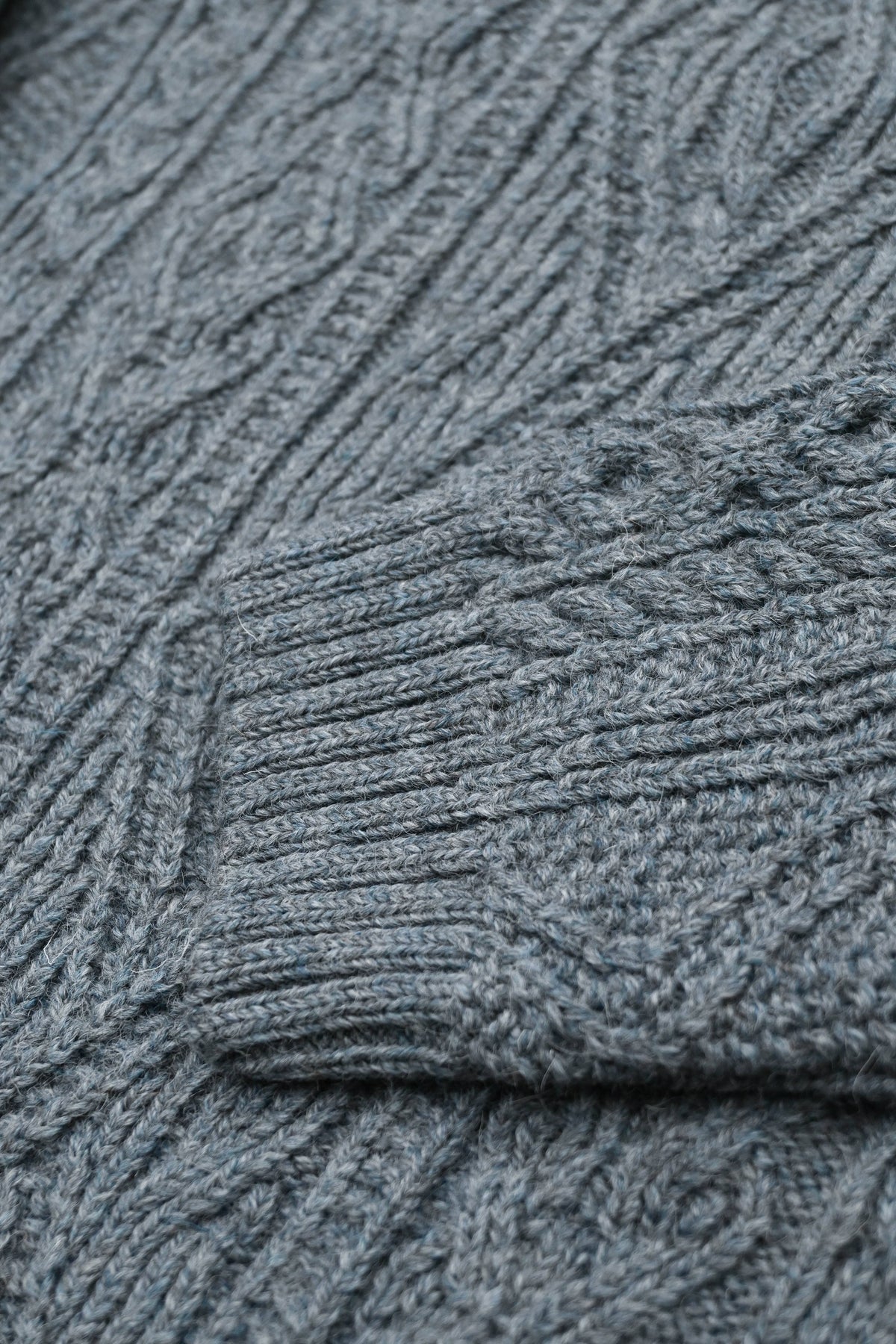 Freyja Kabelgenser i Britisk Ull fra OUBAS – farge Slate Blue
