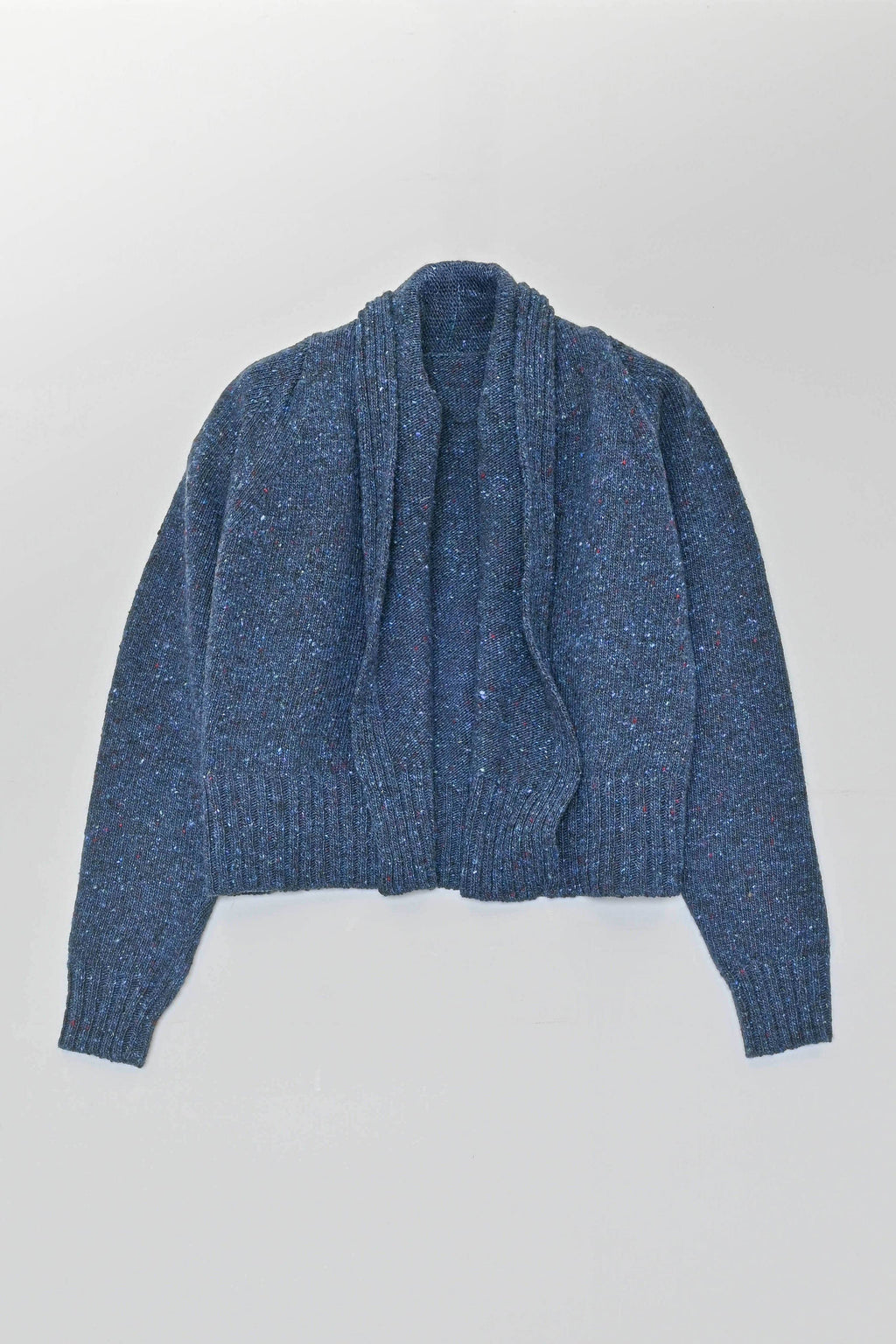 Kent Kort Cardigan i Donegal Merinoull fra OUBAS – farge Ink