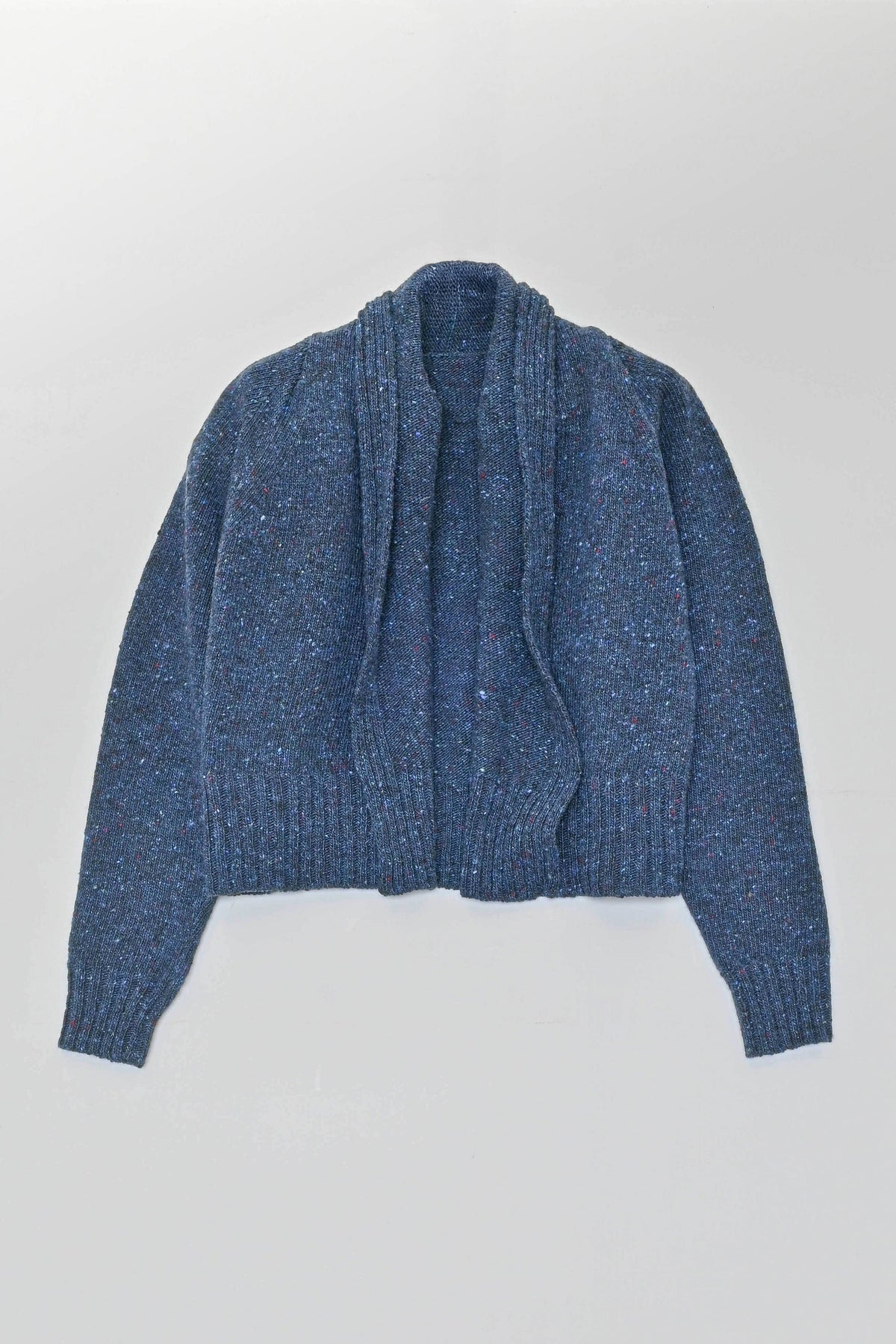 Kent Kort Cardigan i Donegal Merinoull fra OUBAS – farge Ink