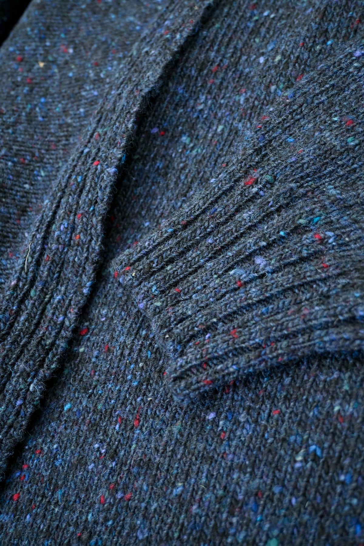 Kent Kort Cardigan i Donegal Merinoull fra OUBAS – farge Ink