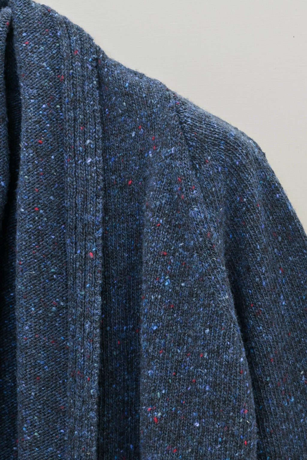 Kent Kort Cardigan i Donegal Merinoull fra OUBAS – farge Ink