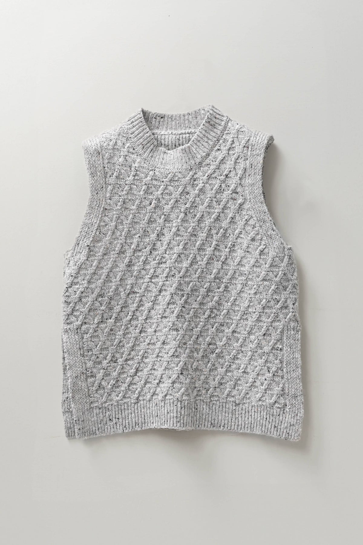 Lawson Vest i Donegal Merinoull fra OUBAS – farge Stone
