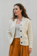 Freyja Kabelcardigan i Britisk Ull fra OUBAS – farge Ecru