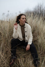 Freyja Kabelcardigan i Britisk Ull fra OUBAS – farge Ecru