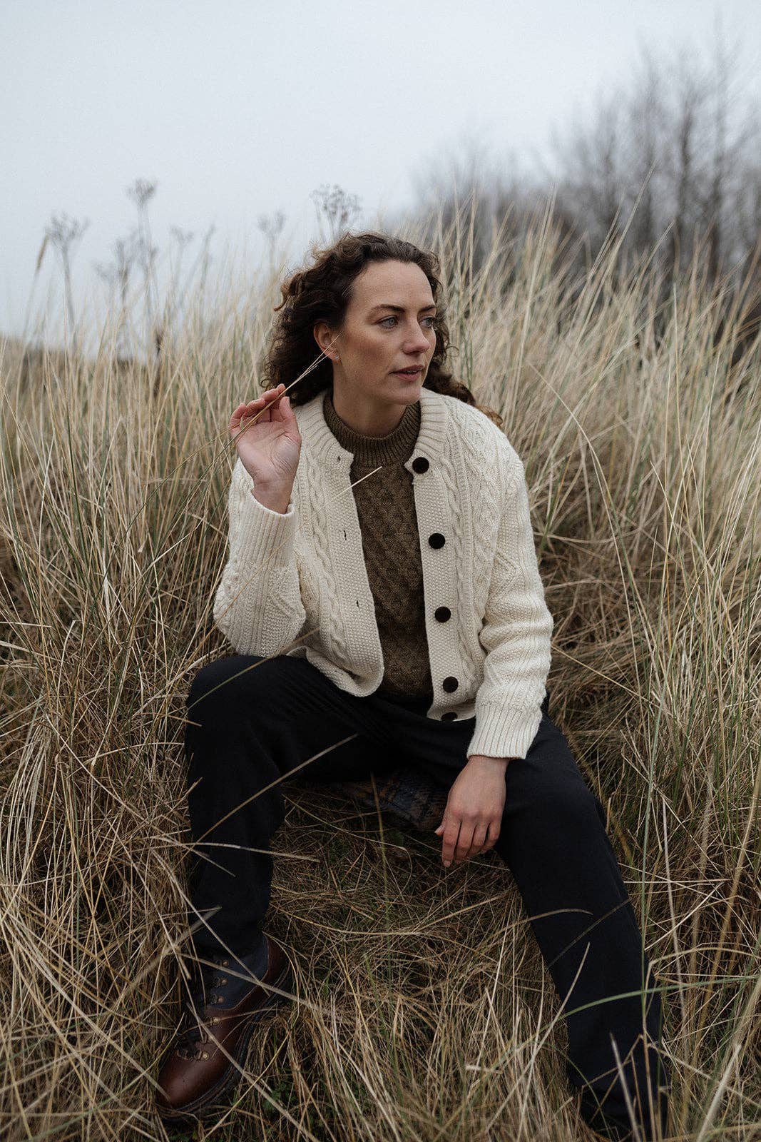Freyja Kabelcardigan i Britisk Ull fra OUBAS – farge Ecru