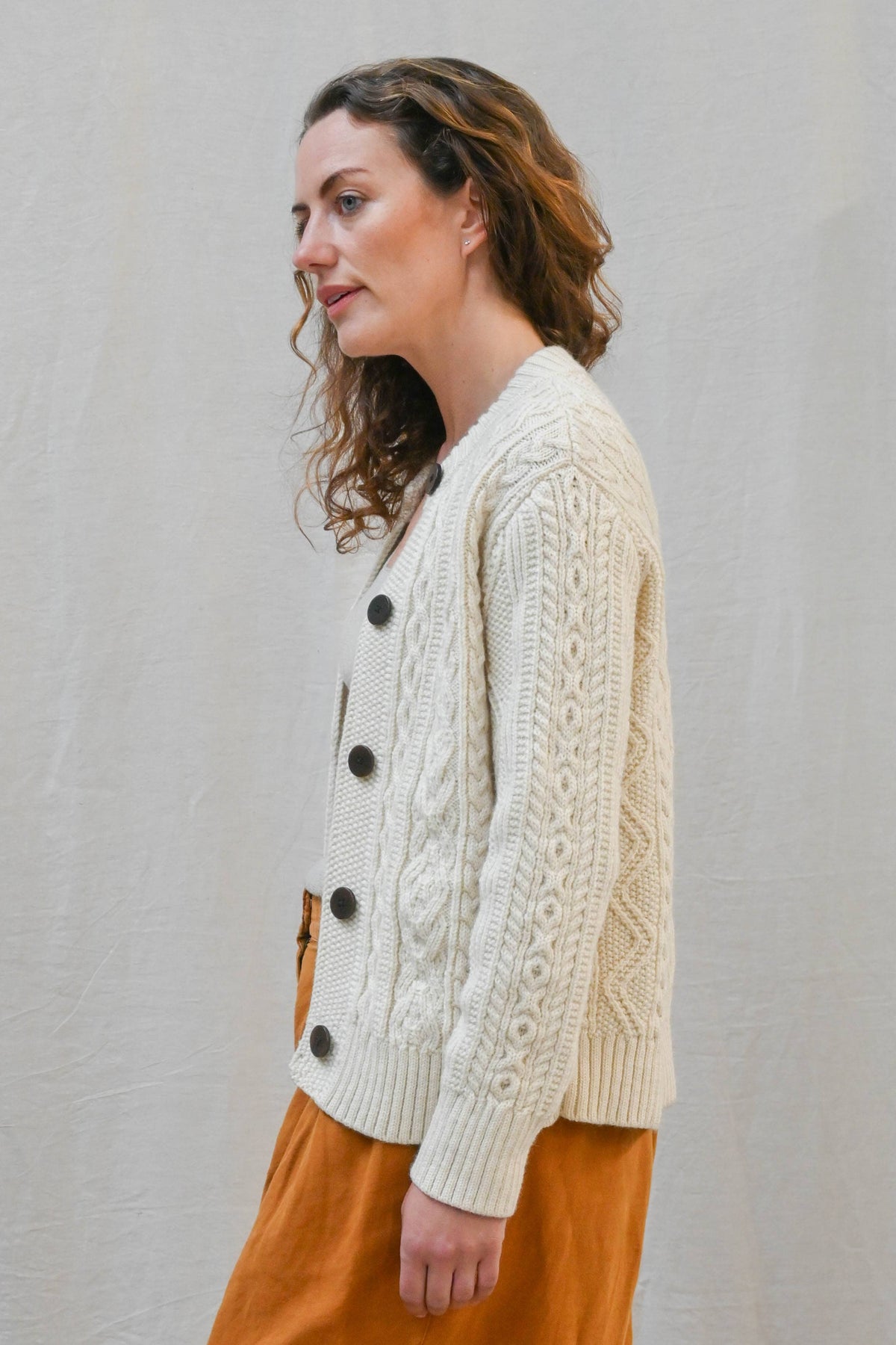Freyja Kabelcardigan i Britisk Ull fra OUBAS – farge Ecru