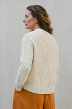 Freyja Kabelcardigan i Britisk Ull fra OUBAS – farge Ecru
