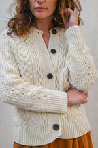 Freyja Kabelcardigan i Britisk Ull fra OUBAS – farge Ecru