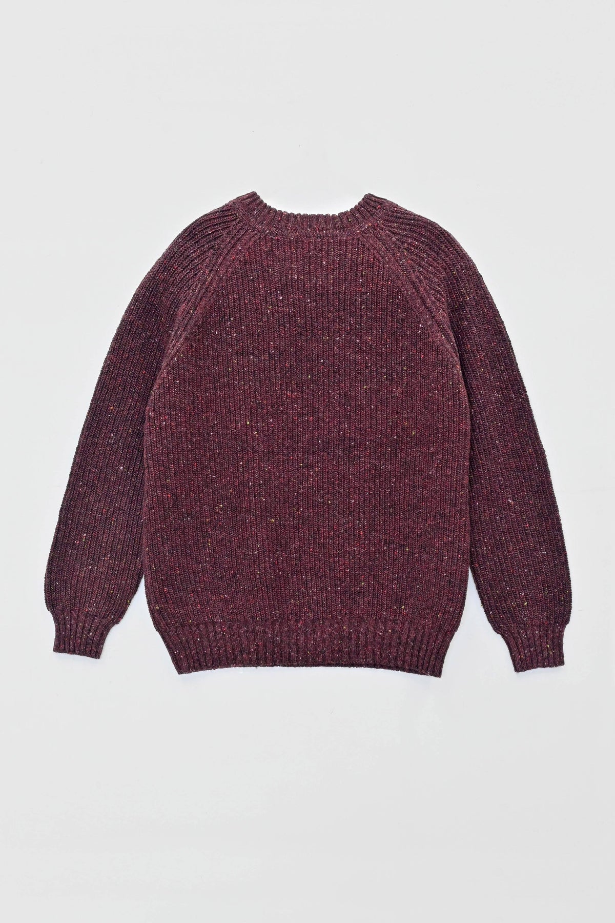 Olann Rundhalset Herregenser i Donegal Merinoull fra OUBAS – farge Mulberry