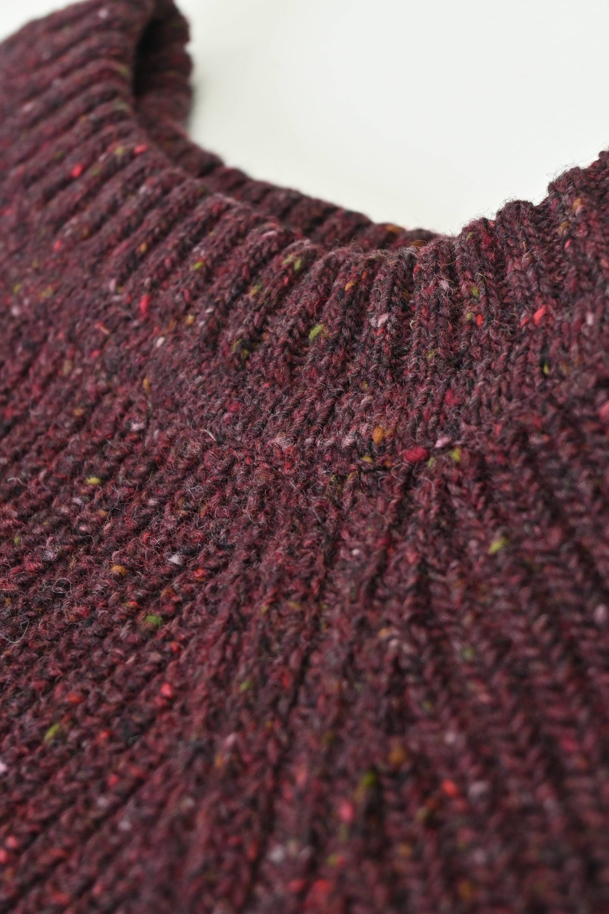 Olann Rundhalset Herregenser i Donegal Merinoull fra OUBAS – farge Mulberry