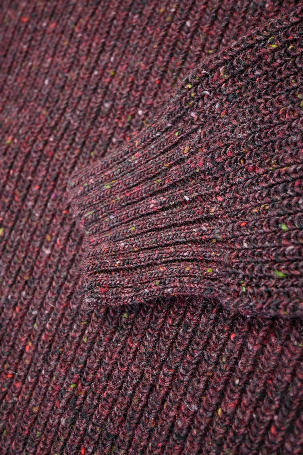 Olann Rundhalset Herregenser i Donegal Merinoull fra OUBAS – farge Mulberry