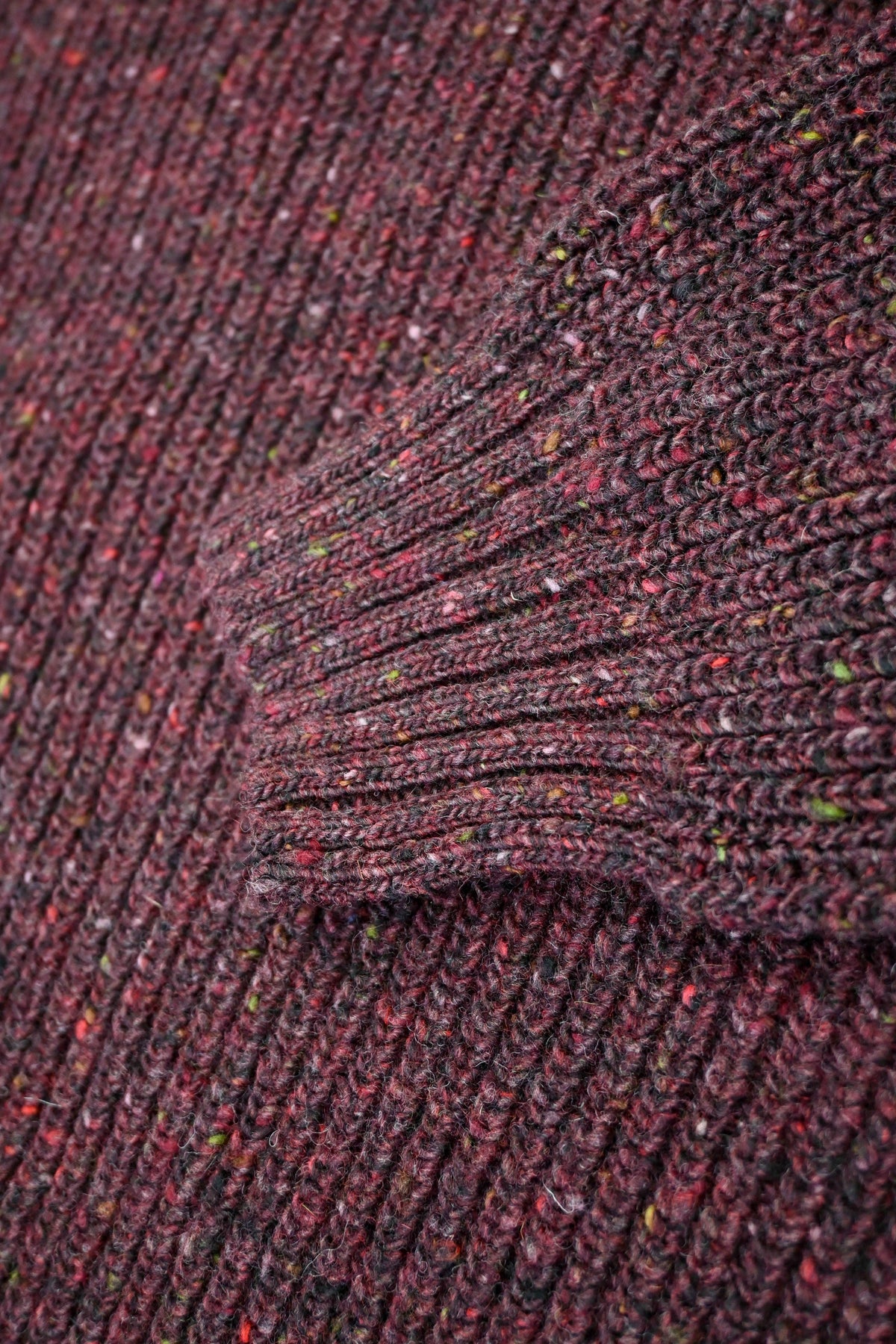 Olann Rundhalset Herregenser i Donegal Merinoull fra OUBAS – farge Mulberry