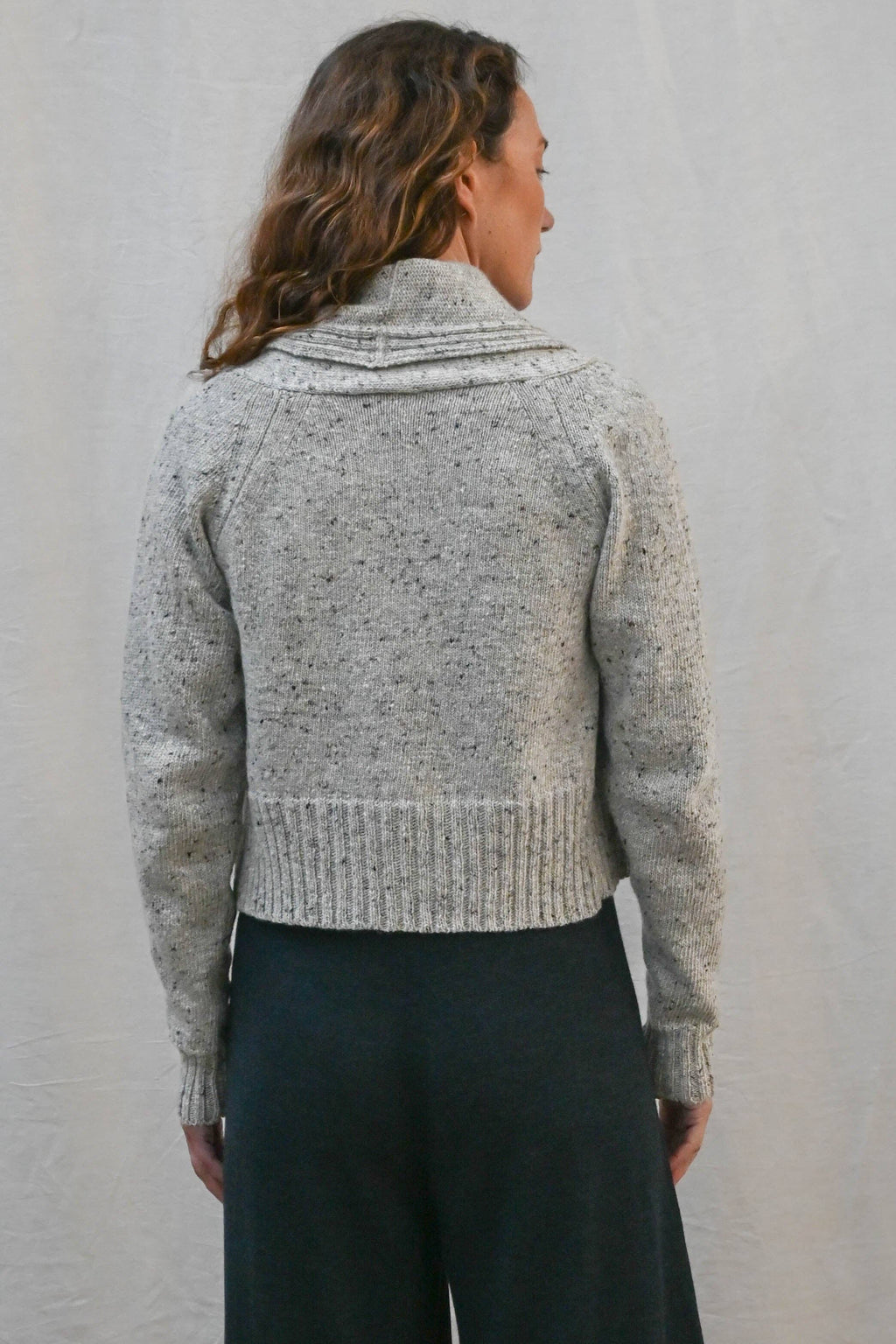 Kent Kort Cardigan i Donegal Merinoull fra OUBAS – farge Stone