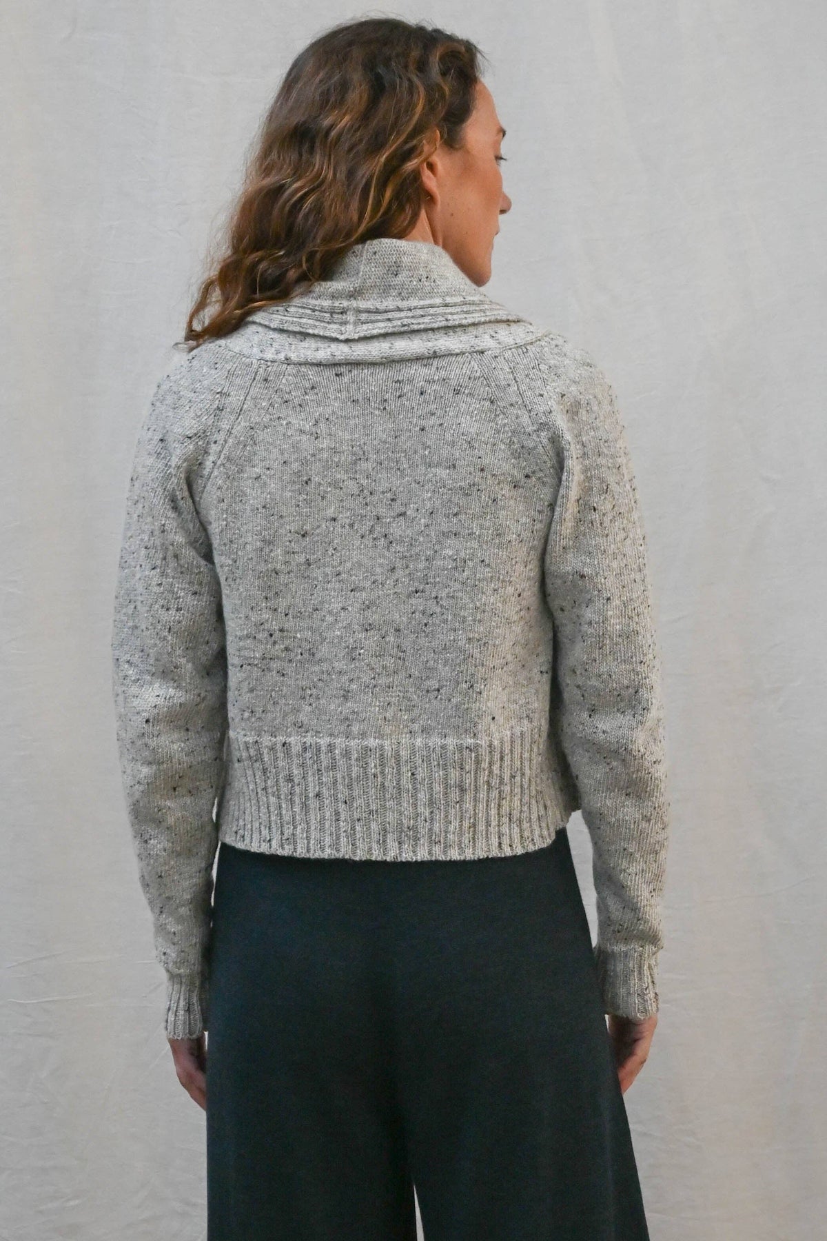 Kent Kort Cardigan i Donegal Merinoull fra OUBAS – farge Stone