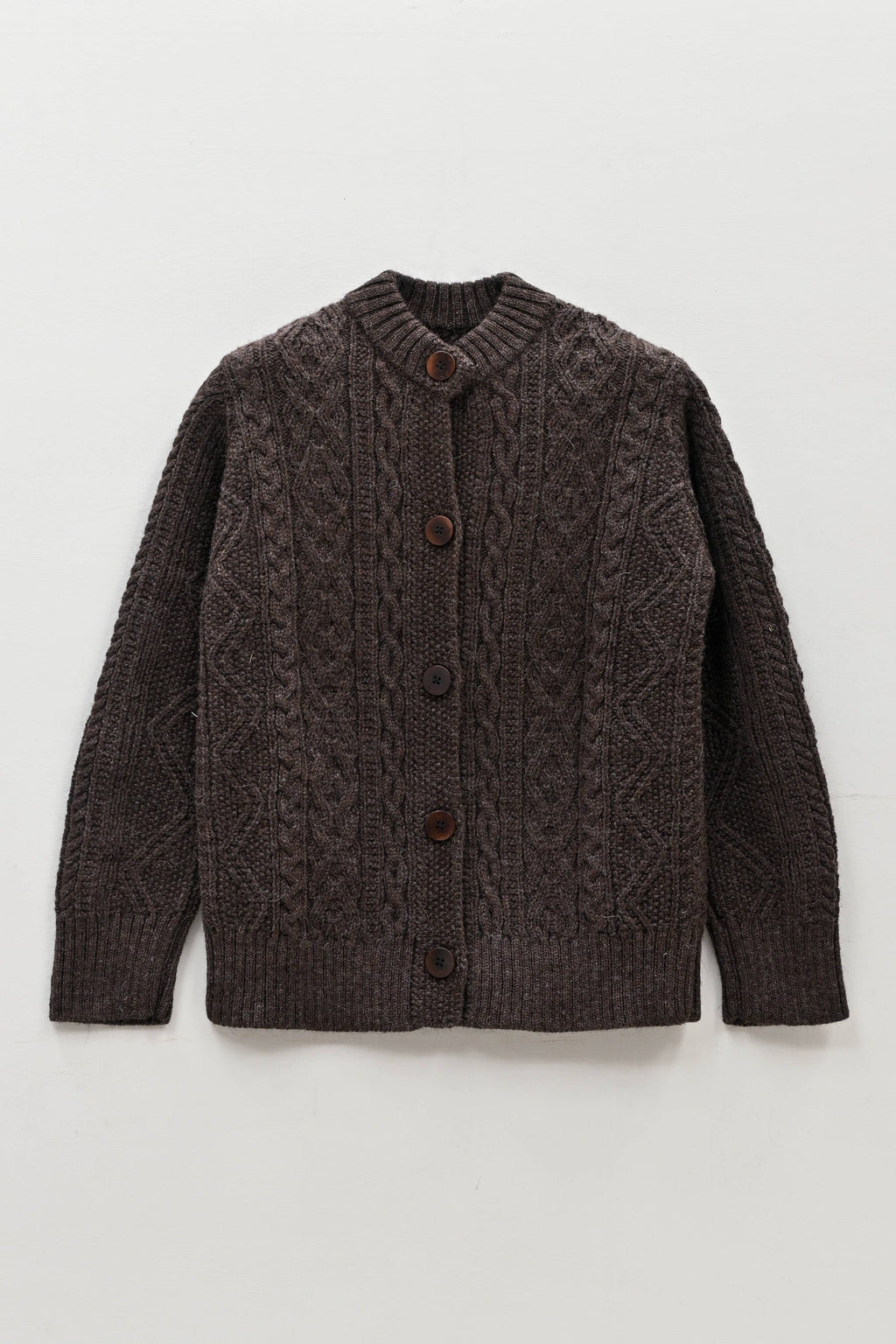 Freyja Kabelcardigan i Britisk Ull fra OUBAS – farge Peat