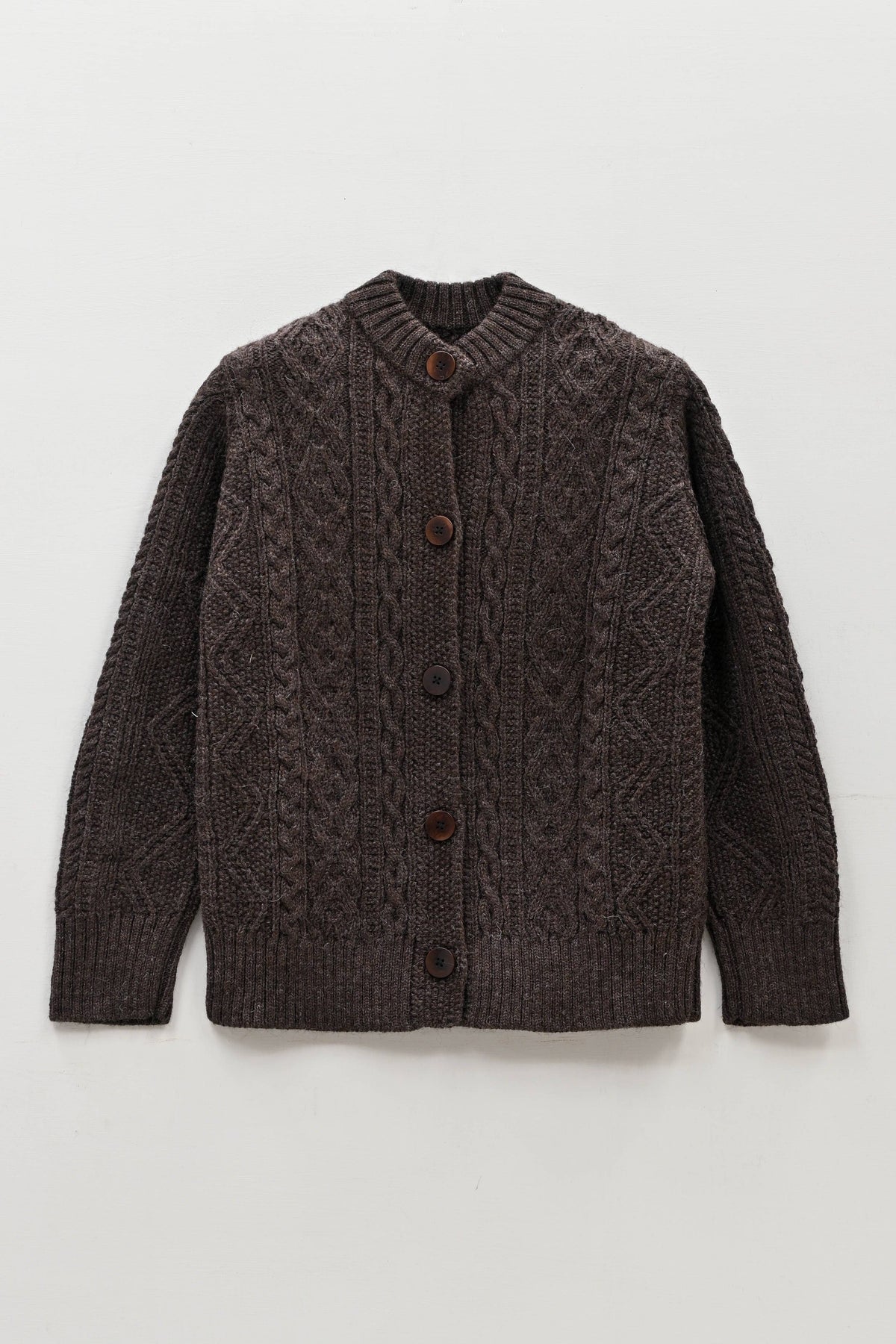 Freyja Kabelcardigan i Britisk Ull fra OUBAS – farge Peat