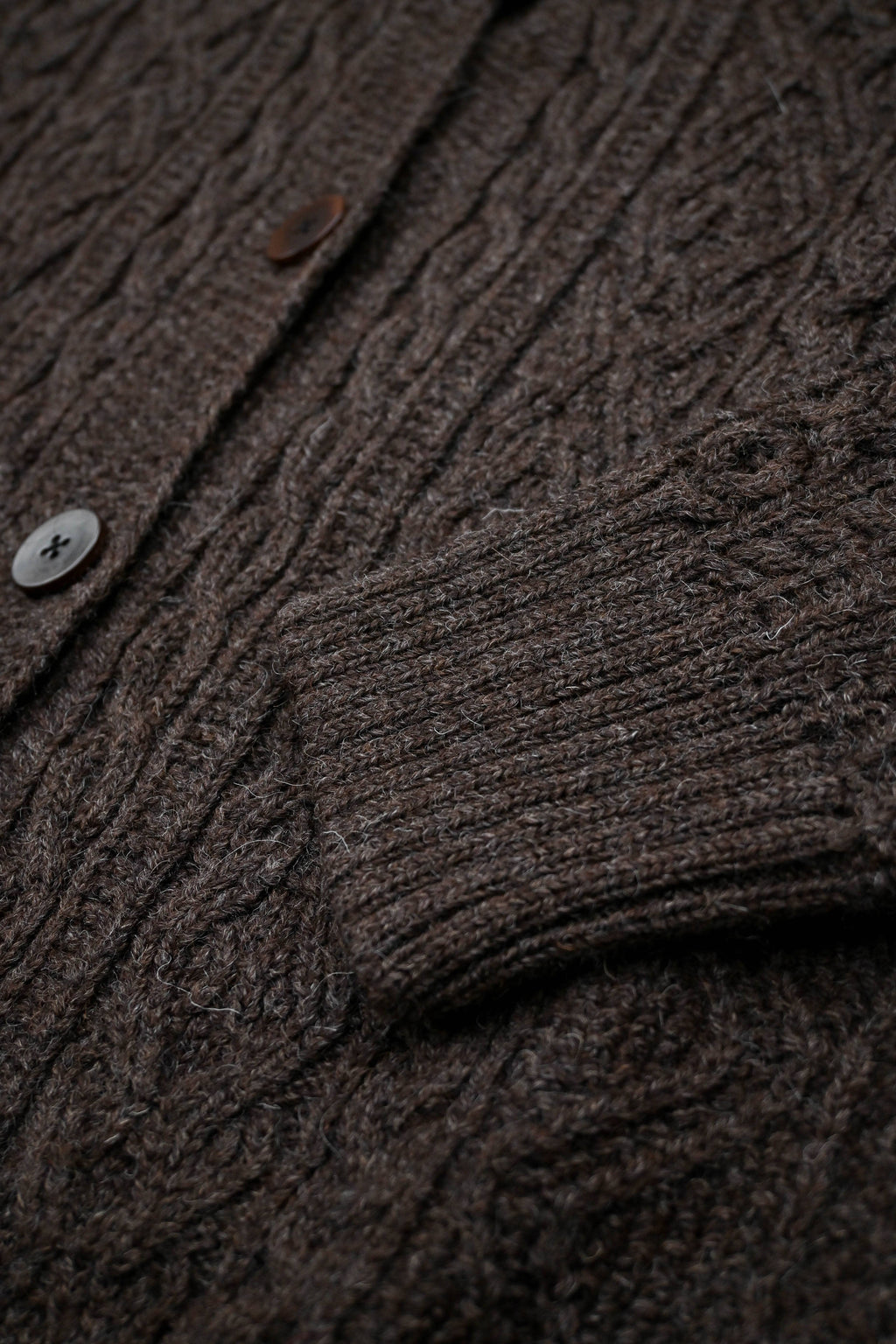 Freyja Kabelcardigan i Britisk Ull fra OUBAS – farge Peat