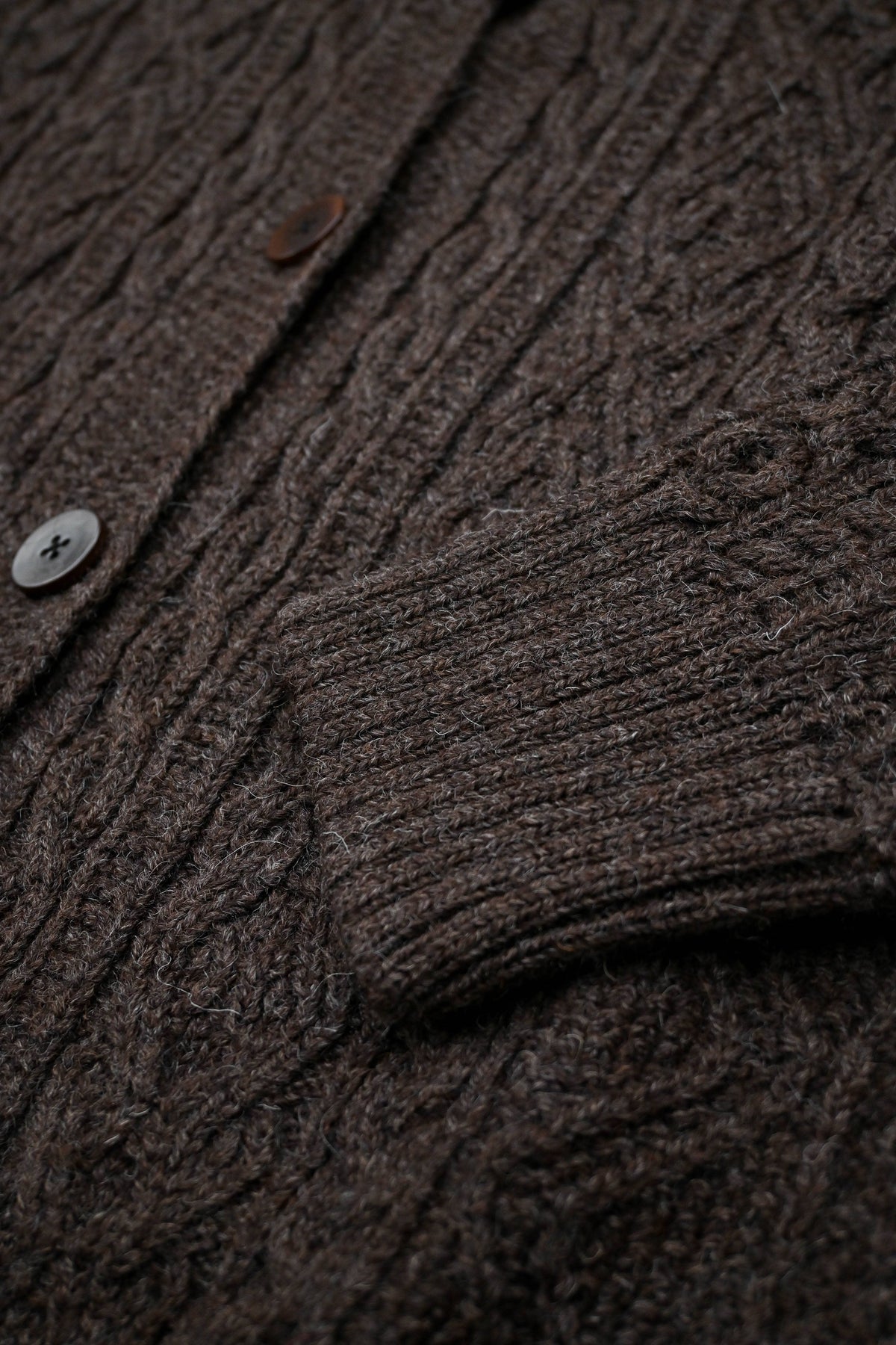Freyja Kabelcardigan i Britisk Ull fra OUBAS – farge Peat