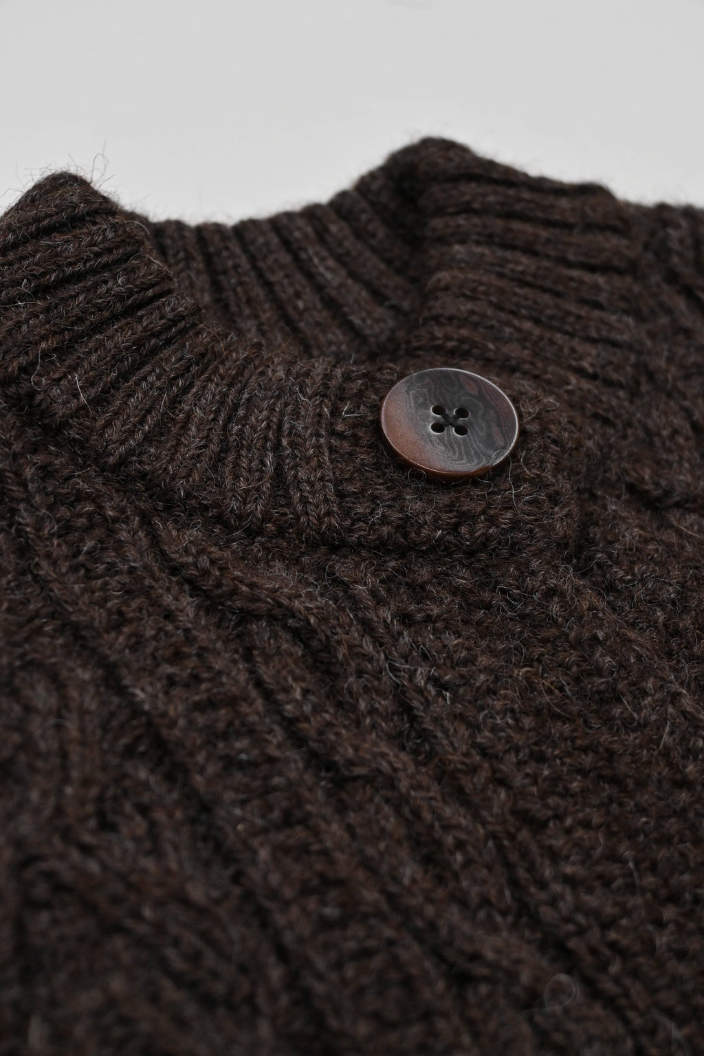 Freyja Kabelcardigan i Britisk Ull fra OUBAS – farge Peat