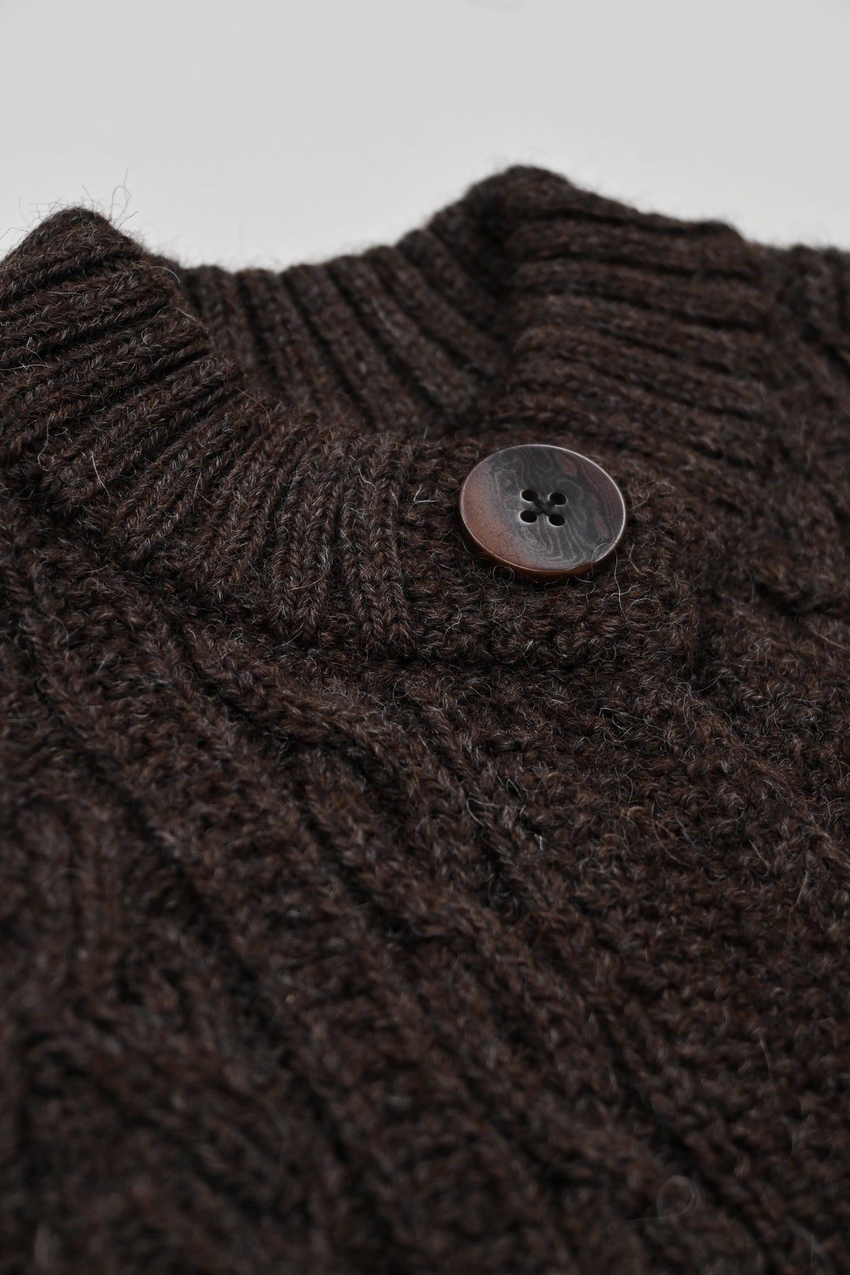 Freyja Kabelcardigan i Britisk Ull fra OUBAS – farge Peat