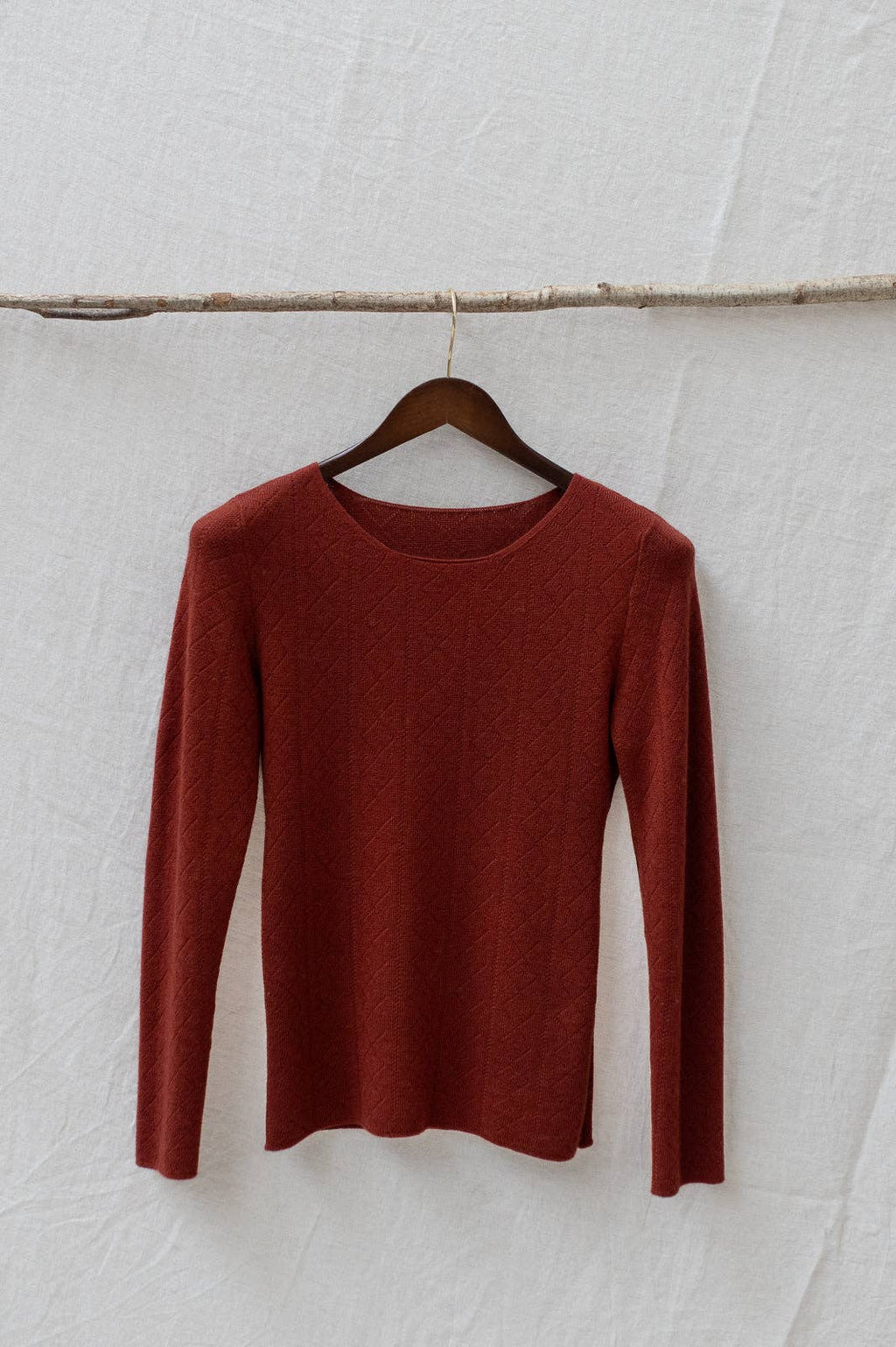 tricot De Peau Topp i Fin Merinoull fra OUBAS – farge Henna