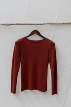 tricot De Peau Topp i Fin Merinoull fra OUBAS – farge Henna
