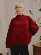 Ings Donegal Kabelgenser i Merinoull fra OUBAS – farge Brick Red
